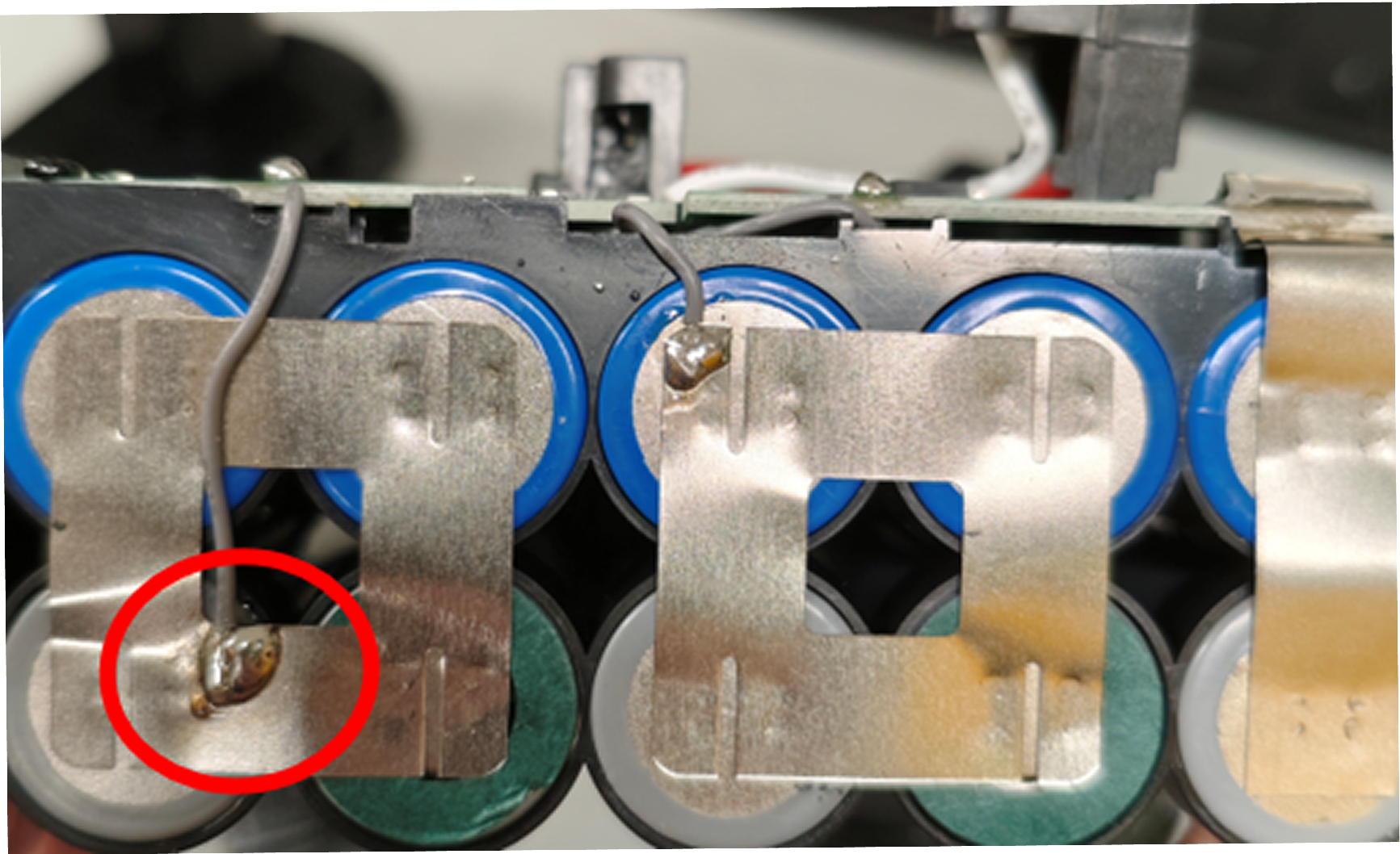 Poorly soldered connections in non-genuine RYOBI battery